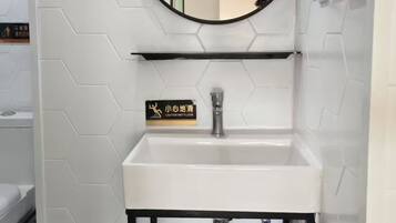 Ducha, artículos de tocador gratuitos, secador de pelo, toallas