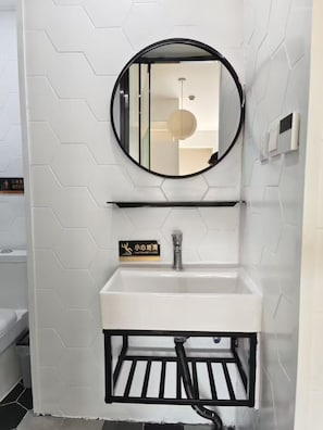 Senior Twin Room | Bathroom | Shower, free toiletries, hair dryer, towels