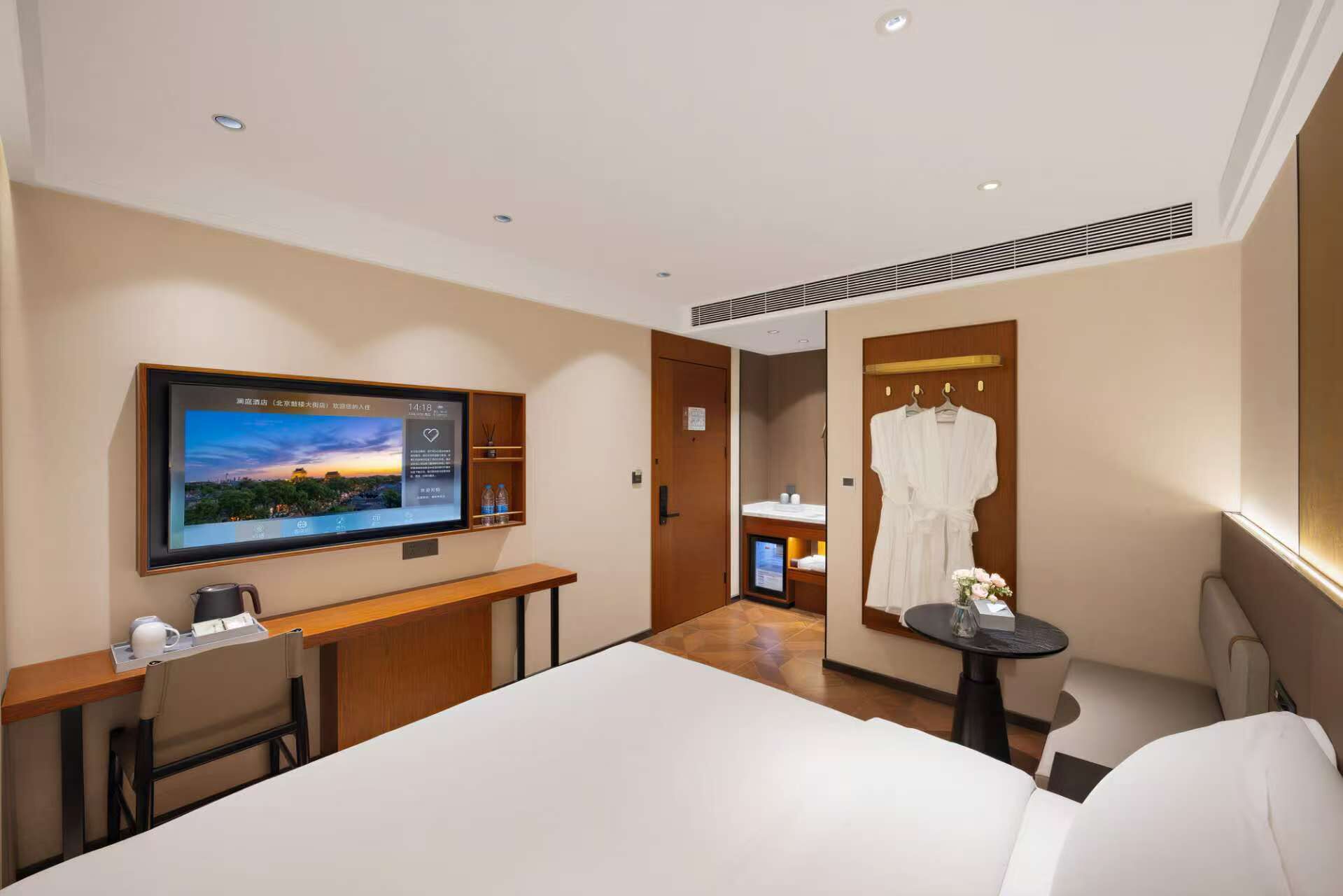 Central Axis Elegant King Room | Free WiFi, bed sheets