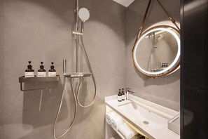 Qingju Joy Single Room | Bathroom | Shower, free toiletries, hair dryer, towels - The Lanting Inn (Beijing)