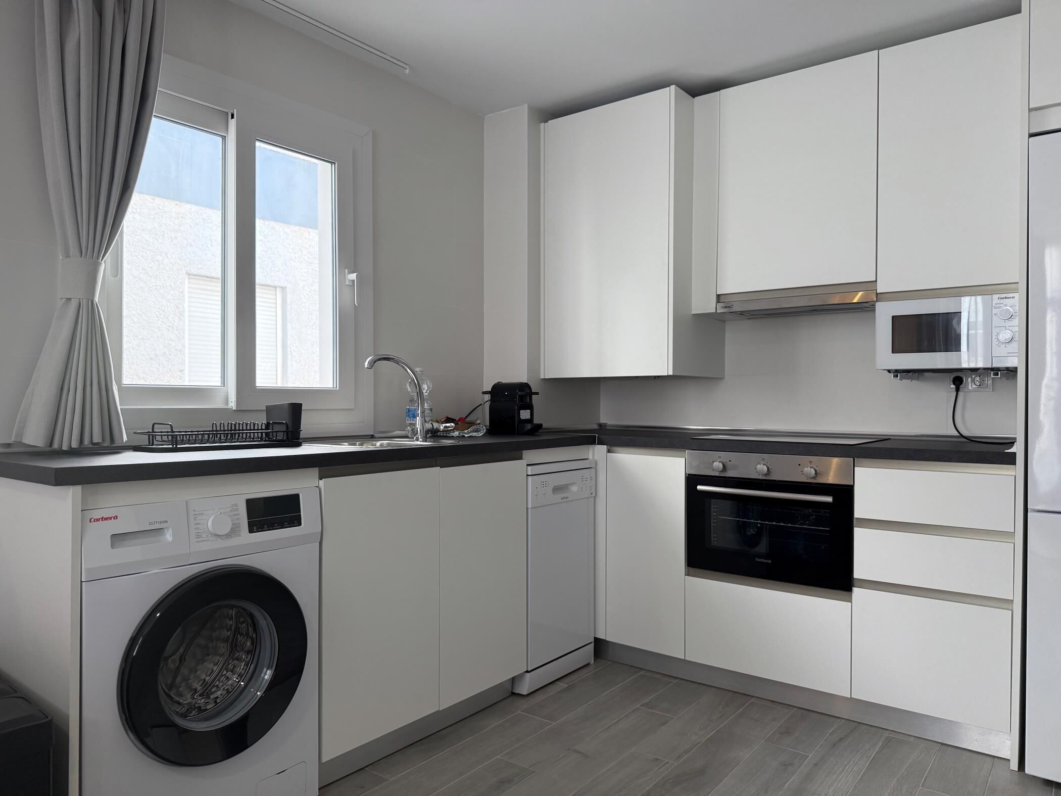 Frigorífico, microondas, horno y lavavajillas