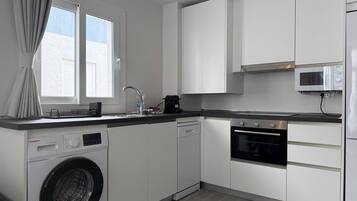 Een koelkast, een magnetron, een oven, een kookplaat