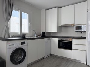 Een koelkast, een magnetron, een oven, een vaatwasser