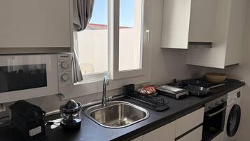 Een koelkast, een magnetron, een oven, een kookplaat