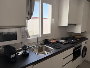 Een koelkast, een magnetron, een oven, een vaatwasser