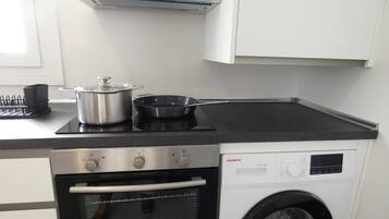 Een koelkast, een magnetron, een oven, een kookplaat