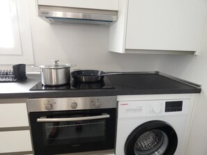 Een koelkast, een magnetron, een oven, een kookplaat