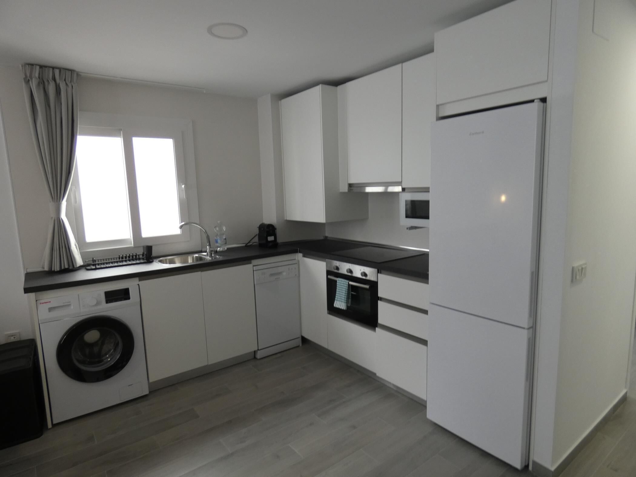 Een koelkast, een magnetron, een oven, een vaatwasser