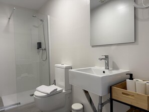 Chuveiro, secador de cabelo, toalhas de banho 