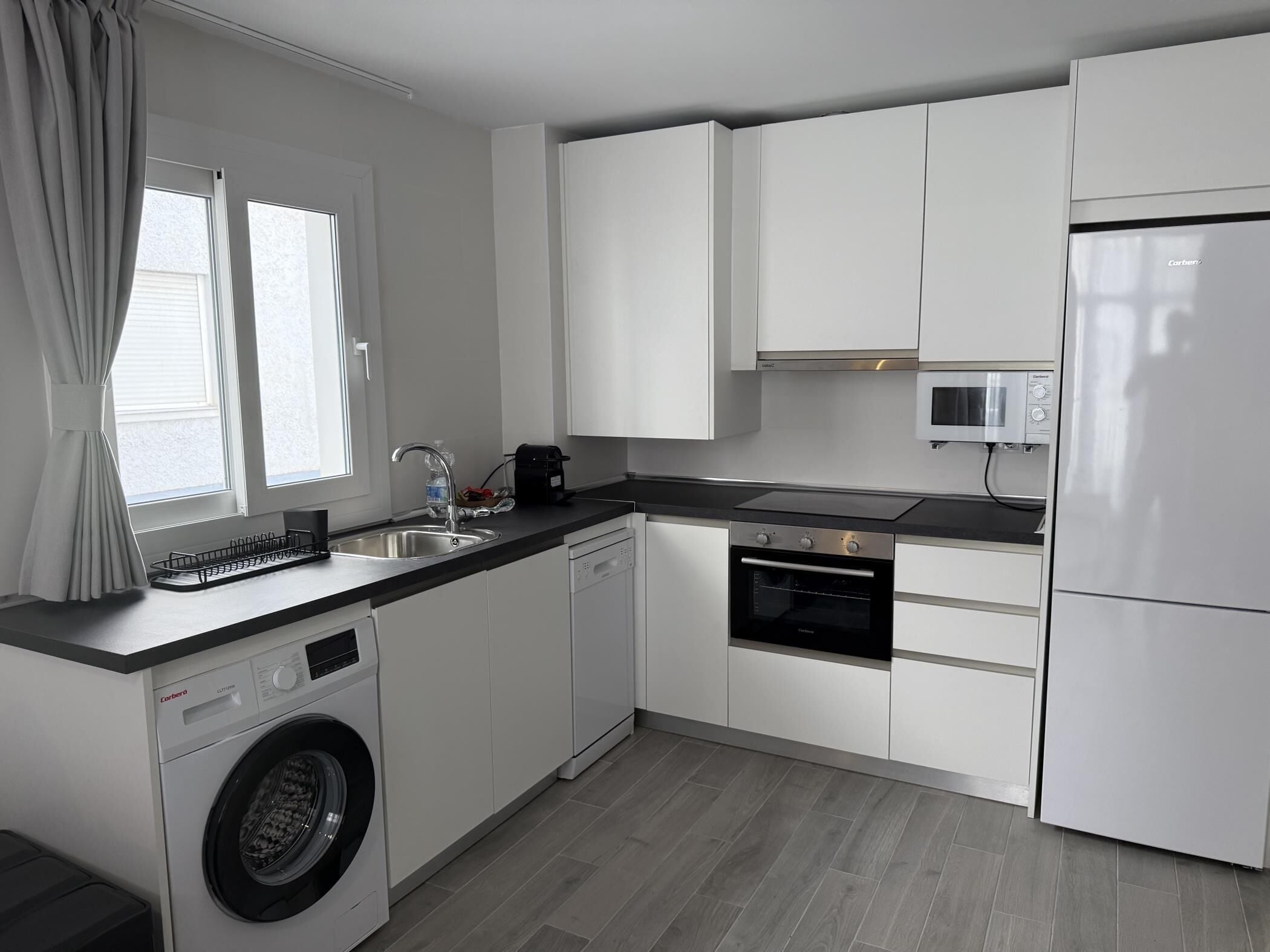 Frigor ífico, microondas, horno y lavavajillas