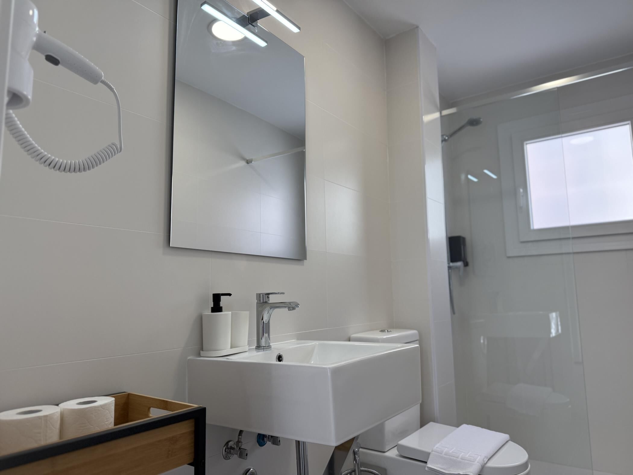 Een douche, een haardroger, handdoeken