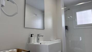 Een douche, een haardroger, handdoeken