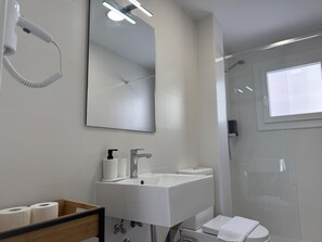 Dusj, hårføner og håndklær