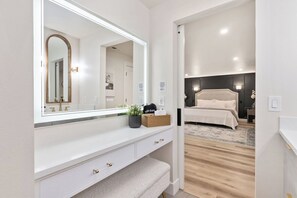 4 bedrooms, desk, iron/ironing board, travel cot
