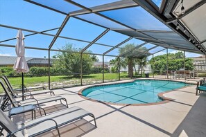 Een verwarmd zwembad