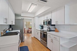 Een koelkast, een microgolfoven, een oven, een kookplaat