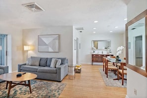 TV - 3BD/2BTH. Heated Pool. Minutes to AMI. IMG. LECOM (Bradenton)