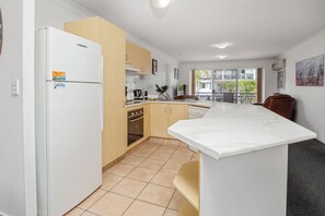 Private kitchen - Blue Water Bay Holiday Villas -Southport (Southport)