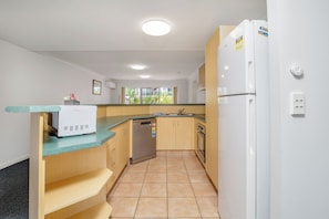 Full-size fridge, microwave, oven, stovetop
