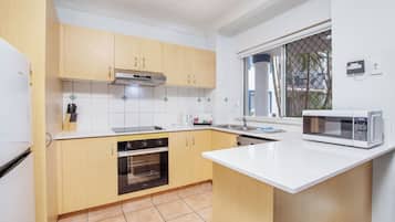 Refrigerador con congelador, microondas, horno y parrilla de estufa