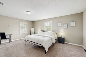 6 bedrooms, iron/ironing board, internet, bed sheets