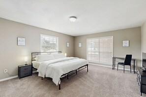 6 bedrooms, iron/ironing board, Internet, bed sheets - Elegant Houston retreat with private gym, gourmet kitchen, and arcade (Houston)