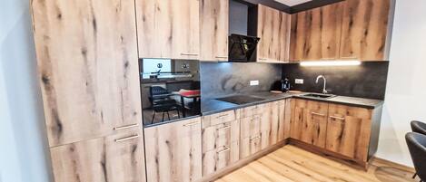 Fridge, oven, dishwasher, cookware/dishes/utensils