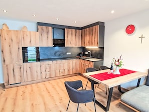 Fridge, oven, dishwasher, cookware/dishes/utensils