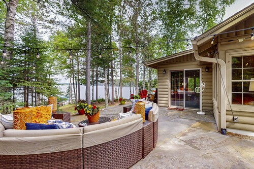 Serene Lakefront Home w/ Wifi, docks, kayaks, gas grill, fire pit & more