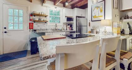 Walk-to-village end-unit condo, mountain views, large deck, woodstove, bbq, a/c
