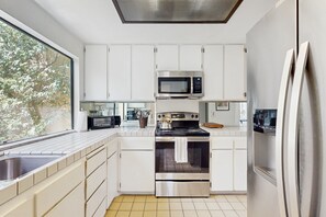 Fridge, microwave, oven, stovetop - Stay Awhile: Enjoy Relaxed, Comfortable Living in the Heart of Palm Desert. (Palm Desert)