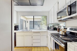 Kühlschrank, Mikrowelle, Ofen, Herdplatte