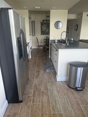 Private kitchen - Fairway Luxe Residences – Bright 2-Bedroom Condo Near Bradenton Beaches (Bradenton)