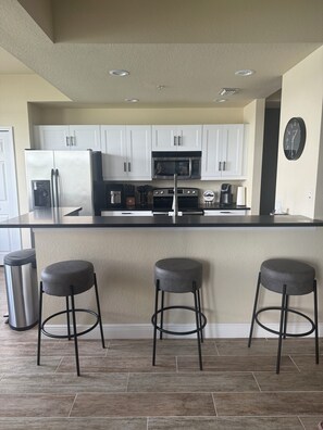 Private kitchen - Fairway Luxe Residences – Bright 2-Bedroom Condo Near Bradenton Beaches (Bradenton)