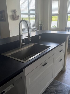 Private kitchen - Fairway Luxe Residences – Bright 2-Bedroom Condo Near Bradenton Beaches (Bradenton)