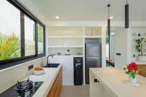 大型冰箱、微波爐、鍋具/餐盤/廚房用品