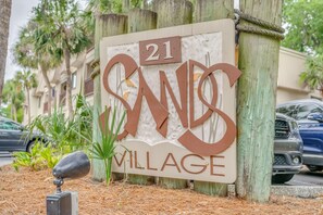 Property grounds - Coastal condo with pool access, balcony - near Coligny Plaza & beach (Hilton Head)