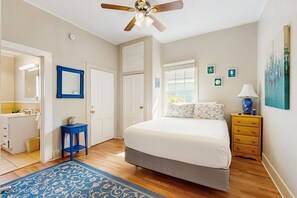 4 bedrooms, iron/ironing board, WiFi, bed sheets - Beautiful dog-friendly home with fenced yard and outdoor dining - steps to sand (Galveston)