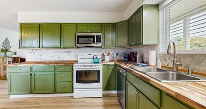 Dog friendly home w/gas grill, large backyard, horseshoe pit - close to beaches