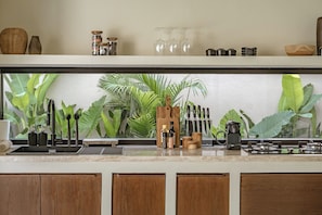 Vila superluxo, vista para a piscina | Cozinha privada | Geladeira, cooktop, talheres/pratos/utensílios de cozinha