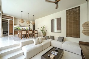 Villa luxueuse, vue sur la piscine | Aire de séjour | Téléviseur connecté