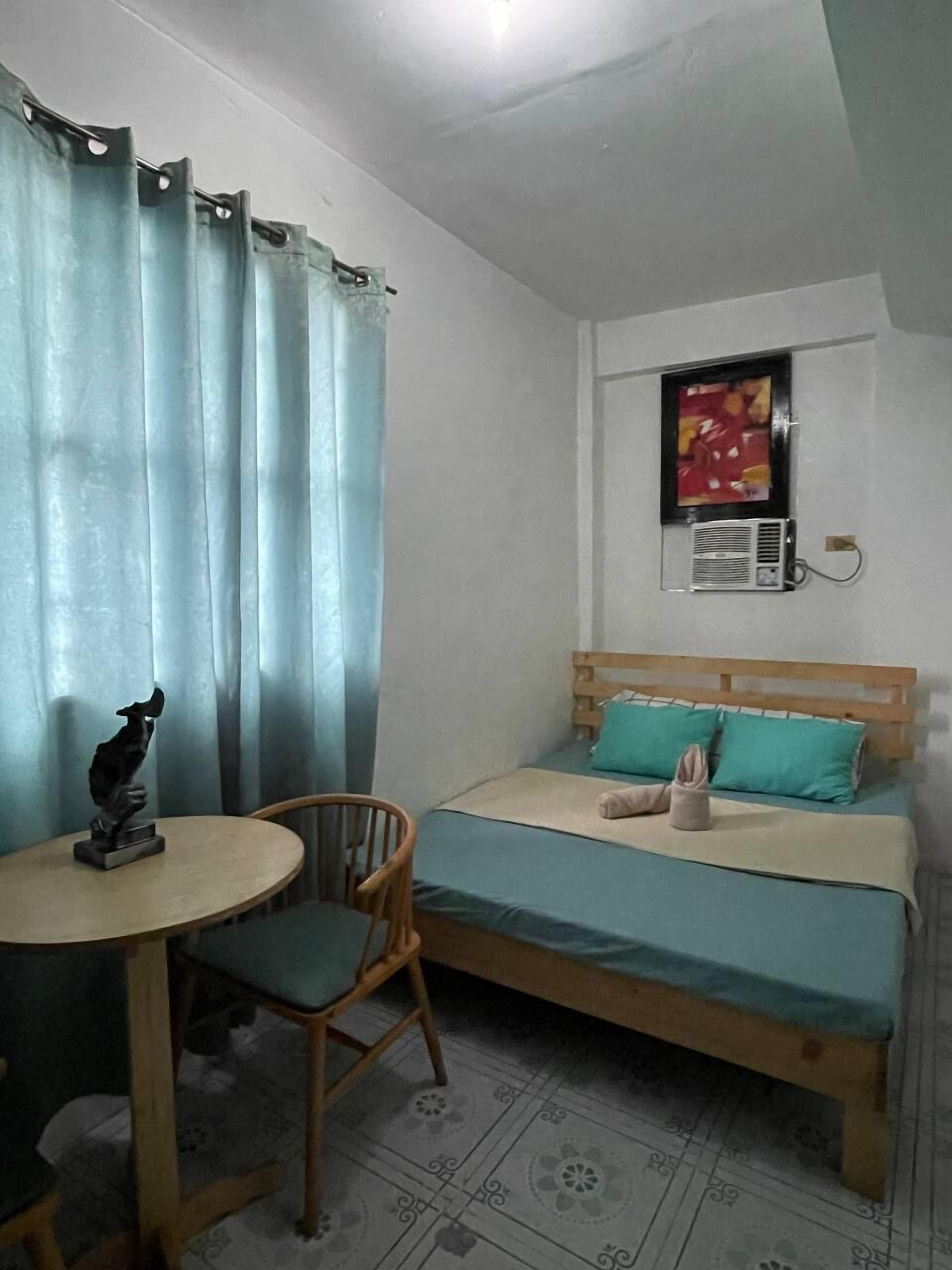 Escritorio, wifi gratis y ropa de cama 