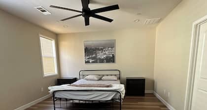 Cozy 1-bedroom Townhome close to Claremont