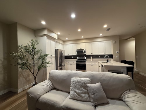 Cozy 1-bedroom Townhome close to Claremont