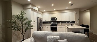 Cozy 1-bedroom Townhome close to Claremont