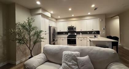 Cozy 1-bedroom Townhome close to Claremont