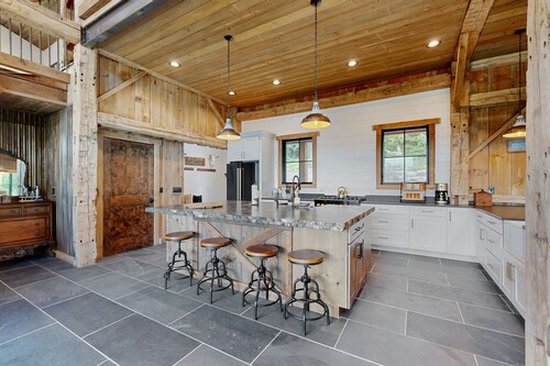 Spacious home w/ full kitchen, convenient location & great views - near lake