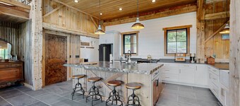 Spacious home w/ full kitchen, convenient location & great views - near lake