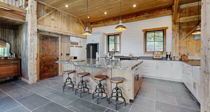 Spacious home w/ full kitchen, convenient location & great views - near lake