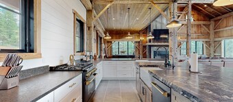 Spacious home w/ full kitchen, convenient location & great views - near lake